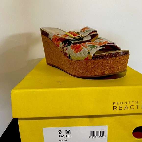 Kenneth Cole Reaction Pastel Wedge Sandals - Picture 1 of 2
